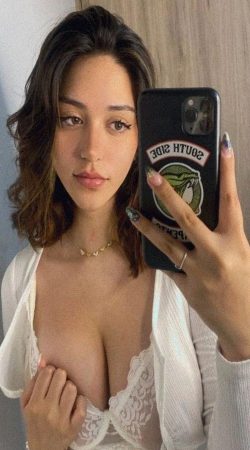 Experience Unforgettable Moments with Vitória Malícia by Your Side